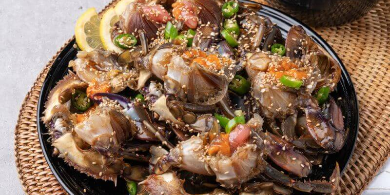 Người bệnh gan tuyệt đối không được ăn cua sống, cua tái vì có thể làm tăng nguy cơ nhiễm trùng nghiêm trọng