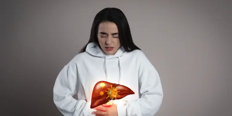 Xơ gan K74 thường tiến triển âm thầm, không có triệu chứng rõ ràng trong giai đoạn đầu