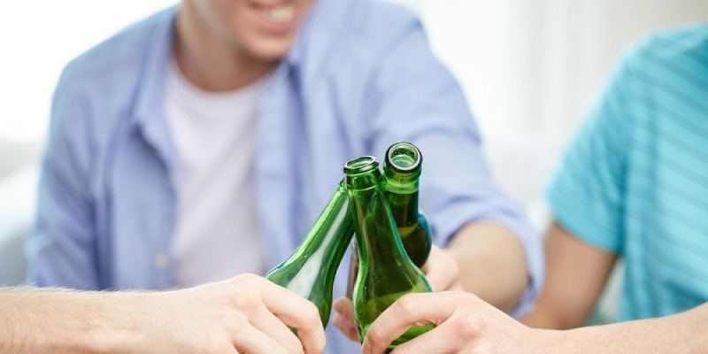 Rượu làm tăng lượng triglyceride trong máu, kích thích tế bào Kupffer gây viêm gan và làm giảm khả năng thải mỡ của gan.