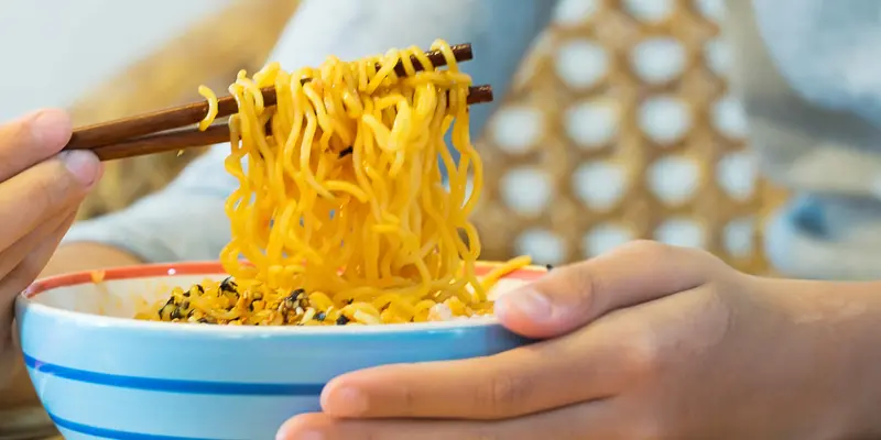 Bệnh nhân gan nhiễm mỡ ăn mì tôm được không là thắc mắc của nhiều người