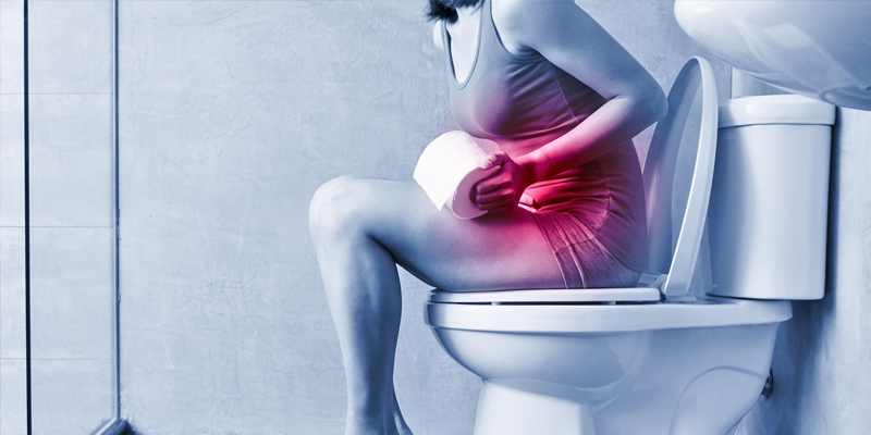 Đi ngoài ra máu là một trong số các biến chứng áp xe gan khi ổ mủ thông vào ống tiêu hóa