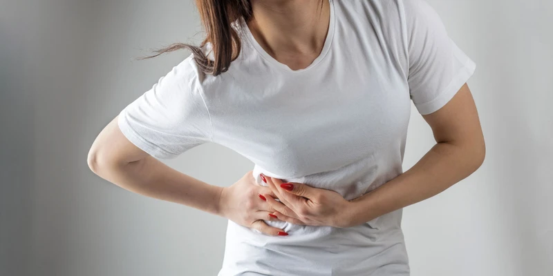 Đau vùng hạ sườn phải là triệu chứng phổ biến nhất cho thấy gan bị tổn thương