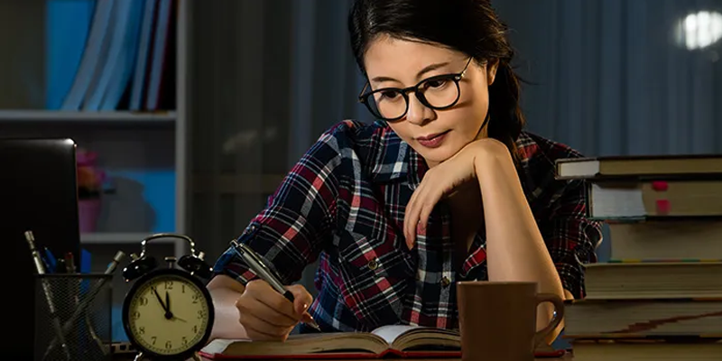 Thức khuya có thể làm rối loạn nội tiết và tăng tiết bã nhờn
