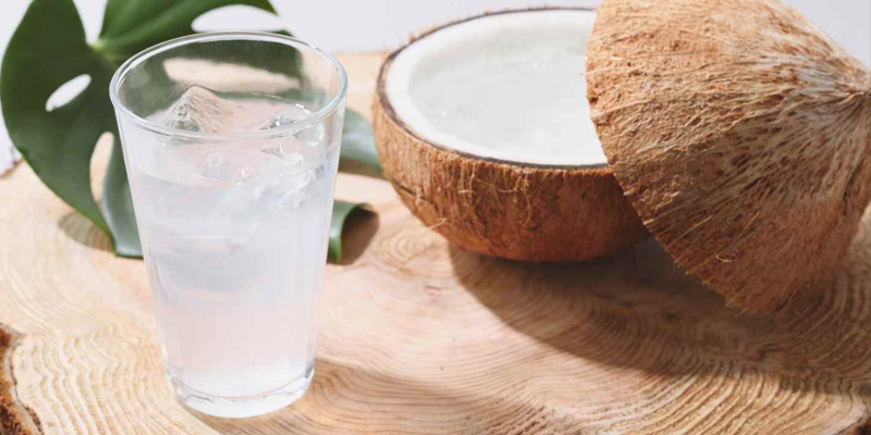 Nước dừa tươi nguyên chất là lựa chọn an toàn cho người có men gan cao