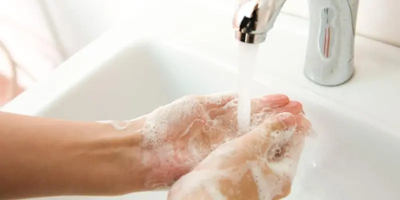 Rửa tay bằng xà phòng trước khi ăn giúp hạn chế lây nhiễm nhiều bệnh nguy hiểm