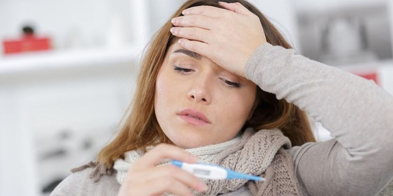 Sốt cao là một trong những triệu chứng đau gan