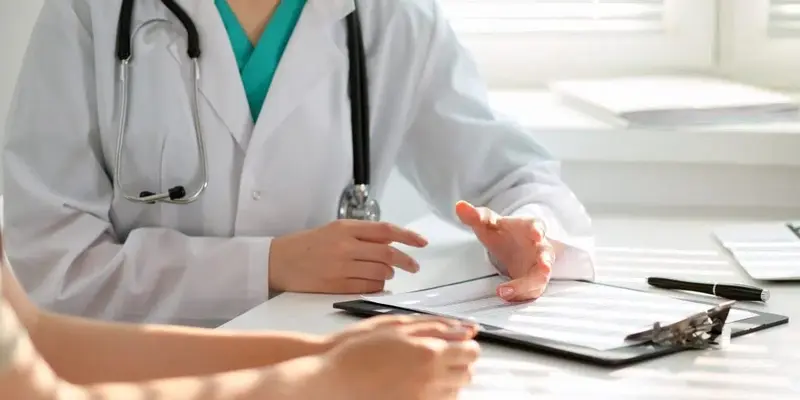 Bạn nên ngừng thuốc và hỏi ý kiến bác sĩ khi bị ngứa