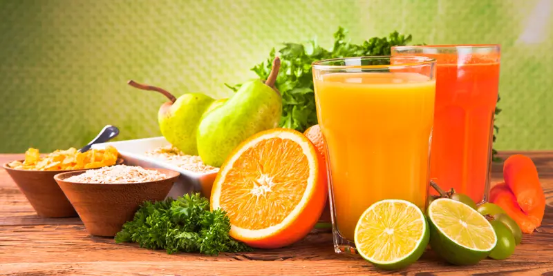 Nước ép rau củ cung cấp các dưỡng chất tự nhiên giúp hỗ trợ gan đào thải độc tố