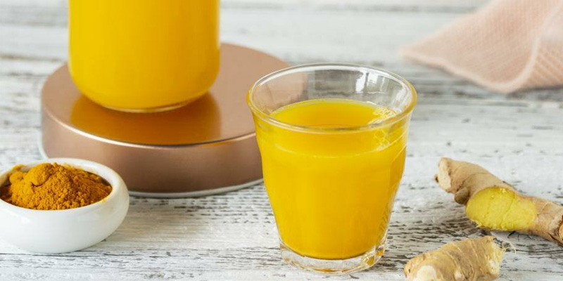 Kết hợp nghệ pha với sữa hoặc nước ấm