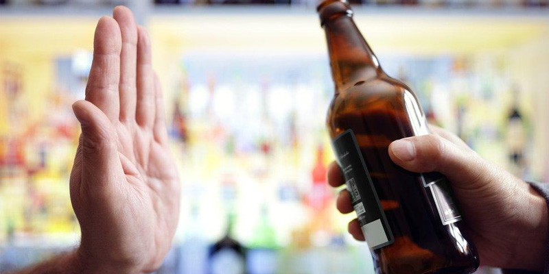 Việc giảm tiêu thụ rượu bia và chất béo giúp phòng ngừa bệnh gan nhiễm mỡ