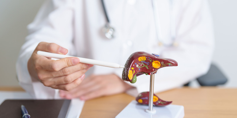 Đau tức hạ sườn phải có thể là dấu hiệu viêm gan B thể hoạt động