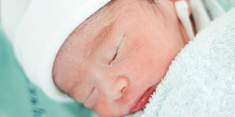 Viêm gan virus B bẩm sinh có thể biểu hiện bằng tình trạng vàng da, bú kém…