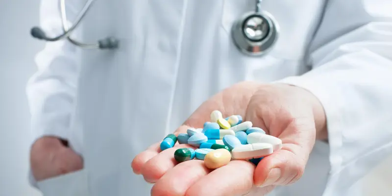 Sử dụng thuốc điều trị xơ gan theo chỉ định của bác sĩ