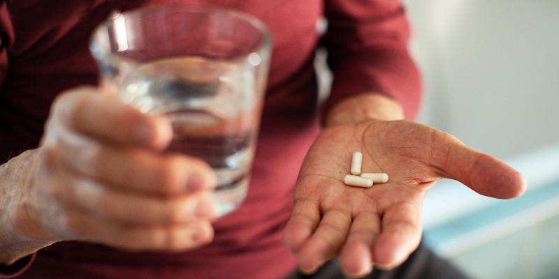 Người bị bệnh xơ gan cần uống thuốc kết hợp với các phương pháp điều trị khác