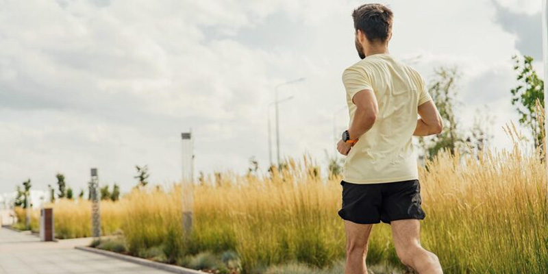 Người bị gan nhiễm mỡ cần duy trì thói quen vận động hợp lý như đi bộ