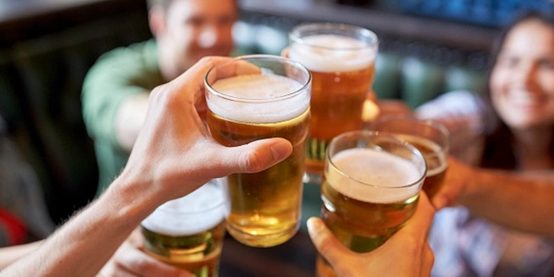Không nên tiêu thụ rượu bia vượt mức an toàn