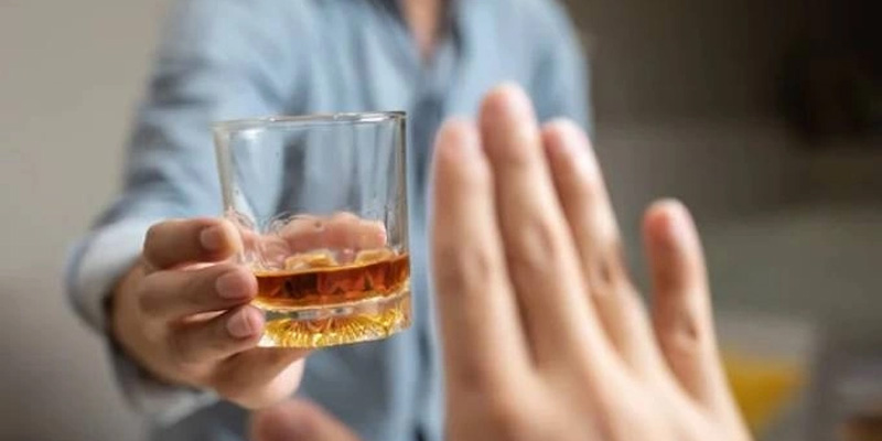 Ngừng uống rượu hoàn toàn là bước quan trọng nhất trong điều trị.