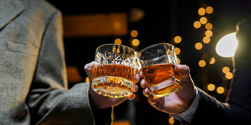 Uống nhiều rượu dẫn đến gan nhiễm mỡ gây đau bụng