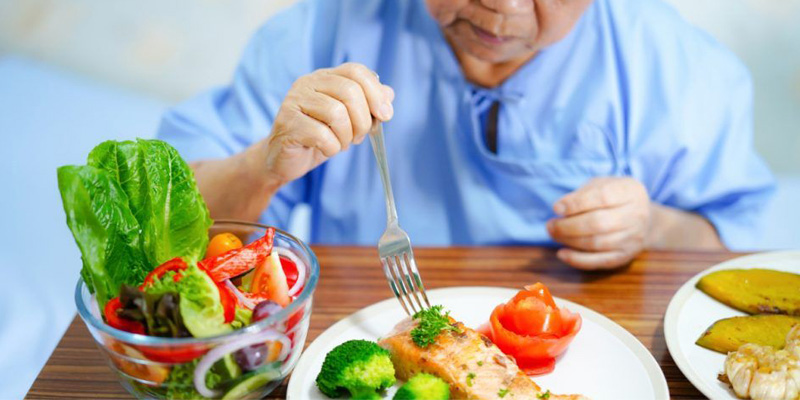 Người già cần thay đổi cách ăn uống để hỗ trợ điều trị gan nhiễm mỡ