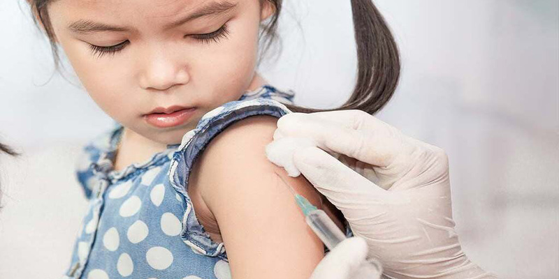 Ba mẹ nên đưa trẻ đi tiêm phòng vaccine viêm gan B và C