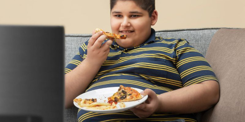 Thường xuyên ăn uống không lành mạnh là nguyên nhân gây gan nhiễm mỡ ở trẻ em