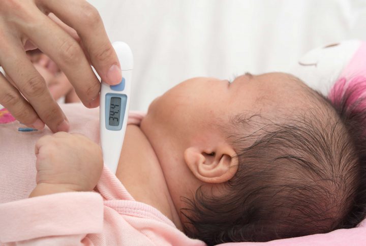 Viêm gan A khiến trẻ sốt nhẹ và kèm theo nhiều triệu chứng khác.