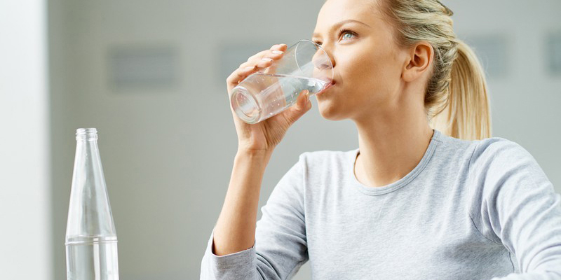 Uống đủ nước giúp gan thải độc tố hiệu quả