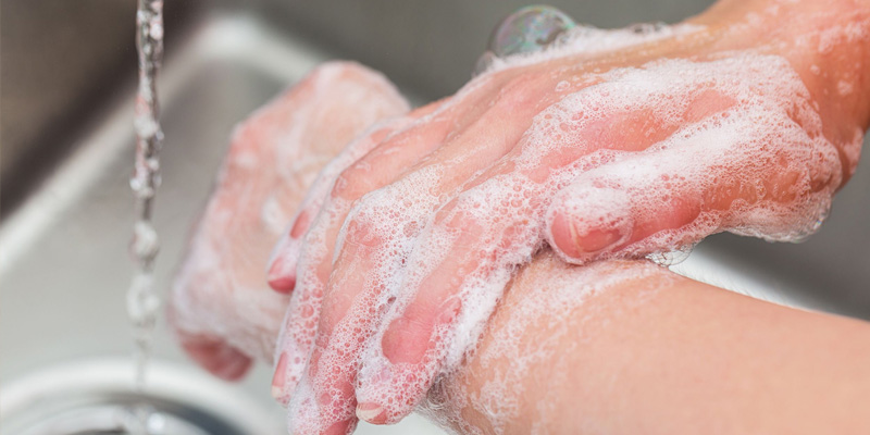 Rửa tay thường xuyên bằng xà phòng hoặc dung dịch sát khuẩn