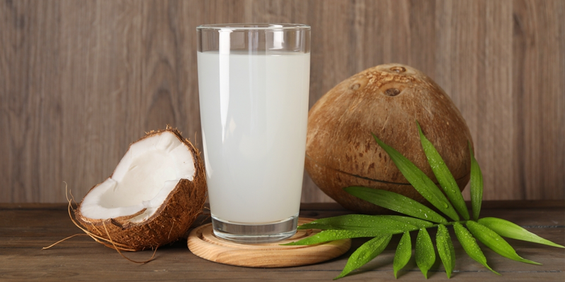 Nước dừa tươi mang đến nhiều lợi ích về sức khỏe nhưng bạn cũng không nên lạm dụng