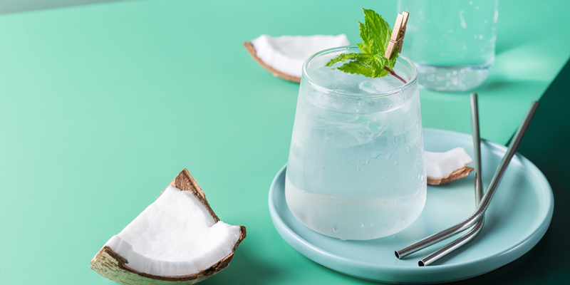 Người bị men gan cao uống nước dừa đúng liều lượng có thể hỗ trợ cải thiện sức khỏe gan