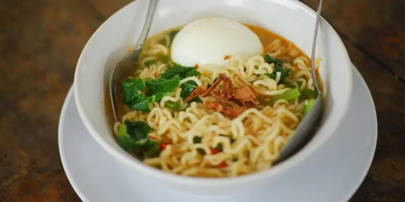 Bạn nên kết hợp thêm rau xanh và trứng vào mì tôm để cân bằng dinh dưỡng