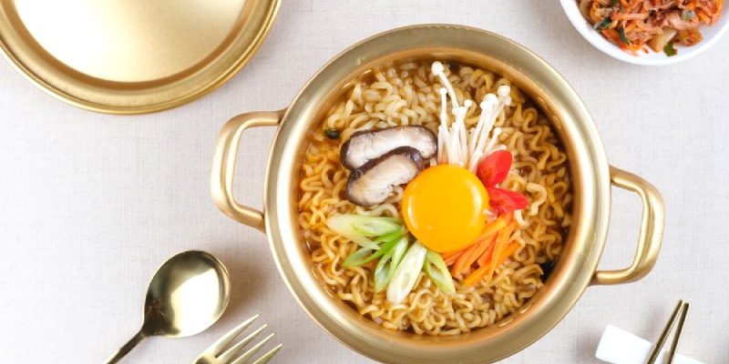 Người men cao nên chần mì trước khi chế biến, không dùng toàn bộ gói gia vị và bổ sung thêm thực phẩm giàu protein, vitamin và khoáng chất.