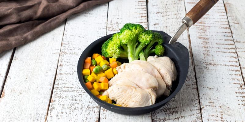 Người bệnh nên ăn ức gà luộc bỏ da.