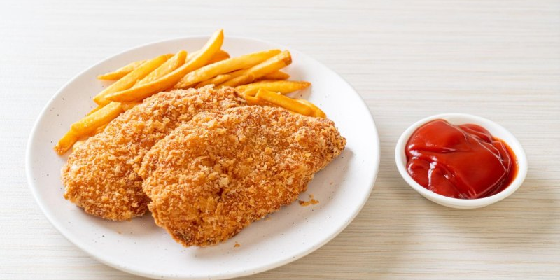 Người có men gan tăng nên tránh ăn gà chiên rán, tẩm ướp cùng tinh bột và gia vị vì tăng gánh nặng cho gan