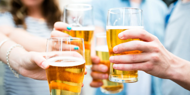 Bia rượu là thức uống không phù hợp đối với người men gan cao hoặc có các vấn đề về gan nói chung