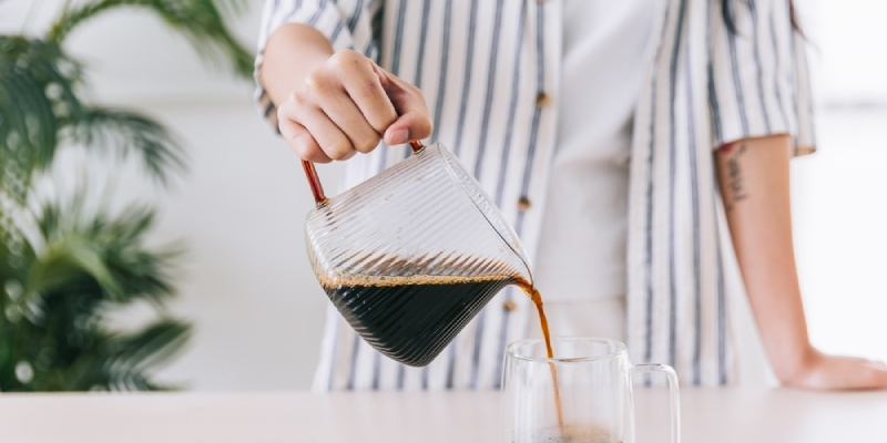 Cà phê khử caffeine là lựa chọn tốt hơn nếu bạn nhạy cảm với caffeine, huyết áp cao hoặc mắc các vấn đề về tim mạch