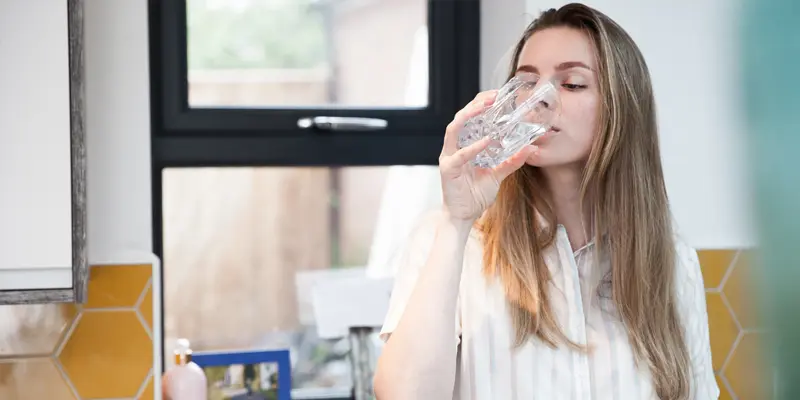 Uống đủ nước là yếu tố quan trọng giúp gan đào thải độc tố 