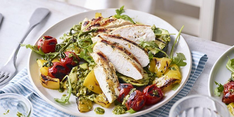 Nên bổ sung nhiều protein, vitamin và khoáng chất cho bữa ăn hàng ngày