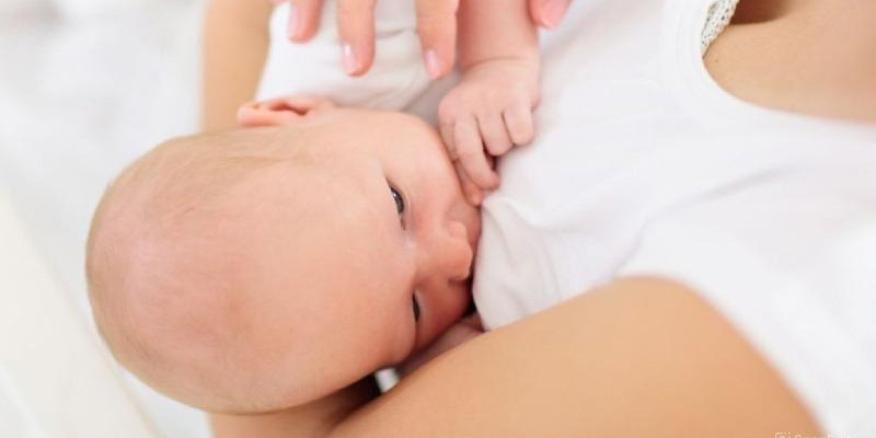 Viêm gan B có thể lây truyền từ mẹ sang con khi có vết thương hở ở đầu vú mẹ và miệng của trẻ