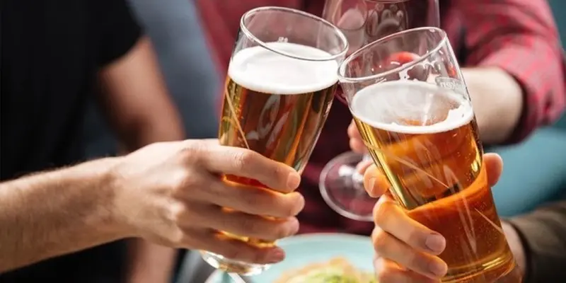 Rượu, bia, thuốc lá,.. là một trong những nguyên nhân chính gây bệnh xơ gan ứ mật.