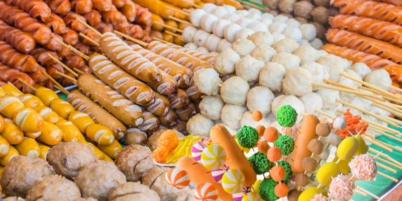 Người bệnh thường xuyên ăn các loại thực phẩm chế biến sẵn cũng là một trong những nguyên nhân gây ra ngứa do gan