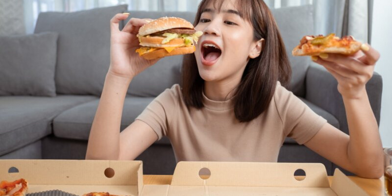 Chế độ sinh hoạt và dinh dưỡng không phù hợp cũng là một trong các yếu tố thúc đẩy tiến trình bệnh