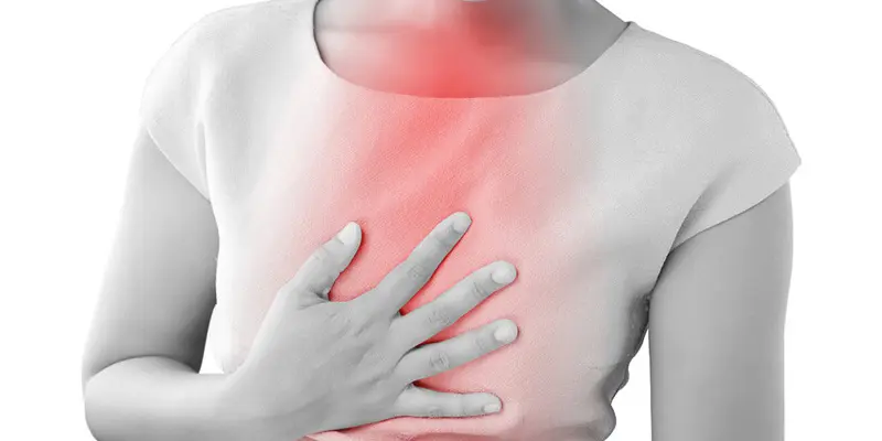 Chị em nên đến gặp bác sĩ nếu bị tức ngực khi dùng thuốc tránh thai