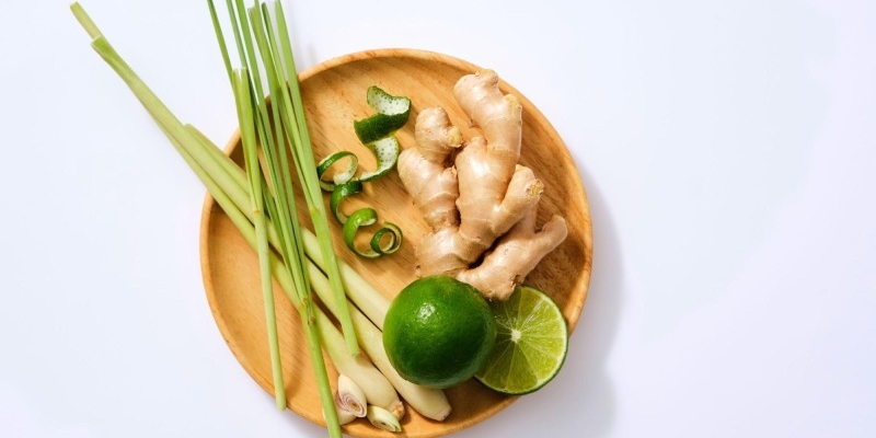 Nấu nước chanh sả gừng giải độc gan được nhiều người áp dụng