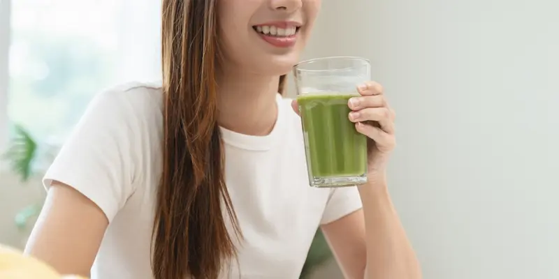 Để tốt cho gan thì việc uống nước ép hàng ngày là việc nên làm