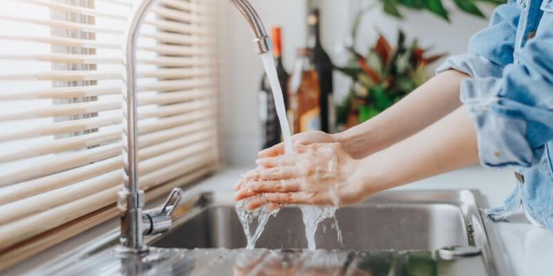 Rửa tay kỹ trước khi ăn hoặc nấu ăn để đảm bảo vệ sinh