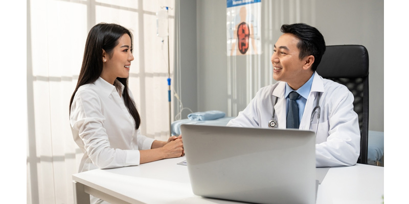 Bác sĩ đang khám cho bệnh nhân trẻ bị viêm gan D