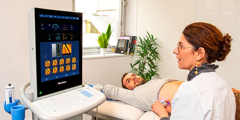 Bệnh nhân nằm ngửa, tay phải đặt sau đầu để khoang liên sườn mở rộng
