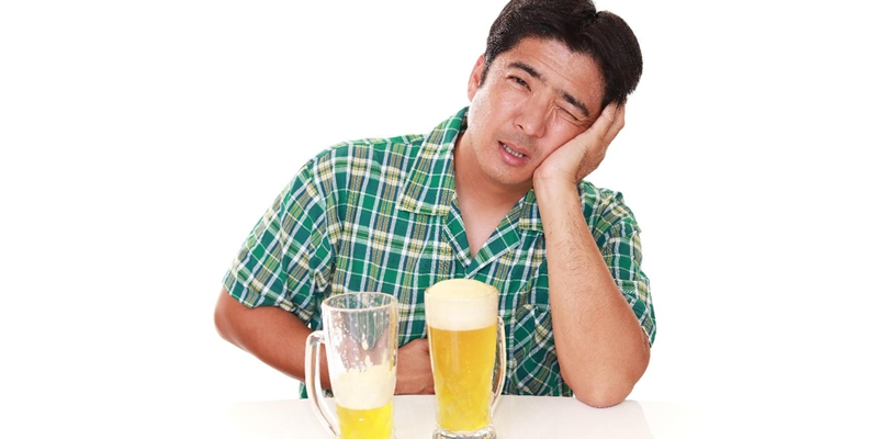 Người bệnh nên tránh uống rượu bia để không làm nặng hơn tình trạng sỏi gan