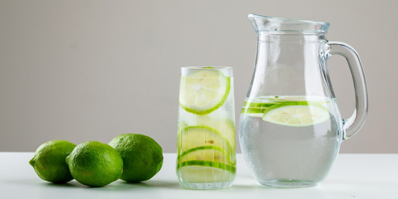 Uống nước chanh ấm là 1 trong 5 thói quen nên làm vào buổi sáng để giảm gan nhiễm mỡ